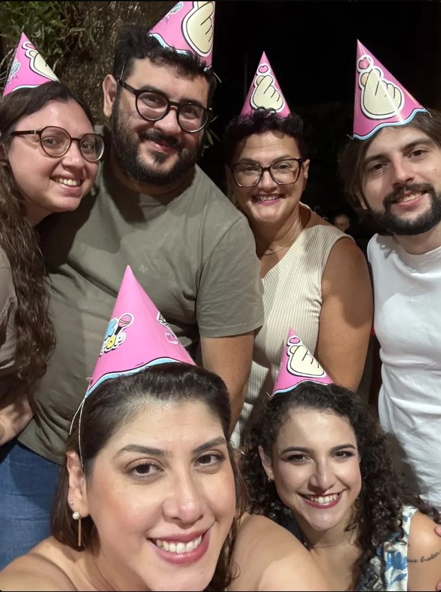 O Luiz com a família, todos com chapéus de festa